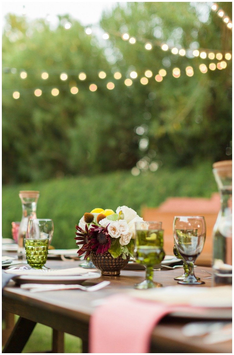 Festliche Sommerparty zum Dinner im Garten mit stilvoller Dekoration, Ideen und mediterraner Küche