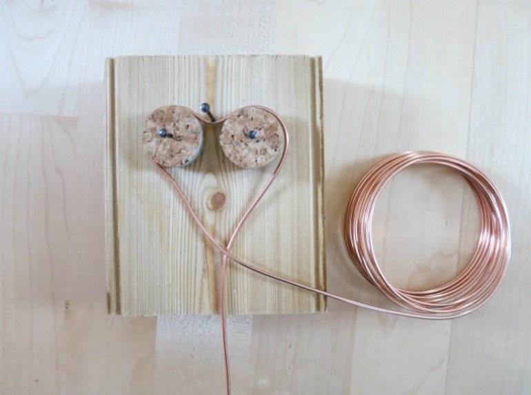 Herz Cake Topper aus Kupferdraht basteln - DIY Anleitung für eine Valentinstagsgeschenk.