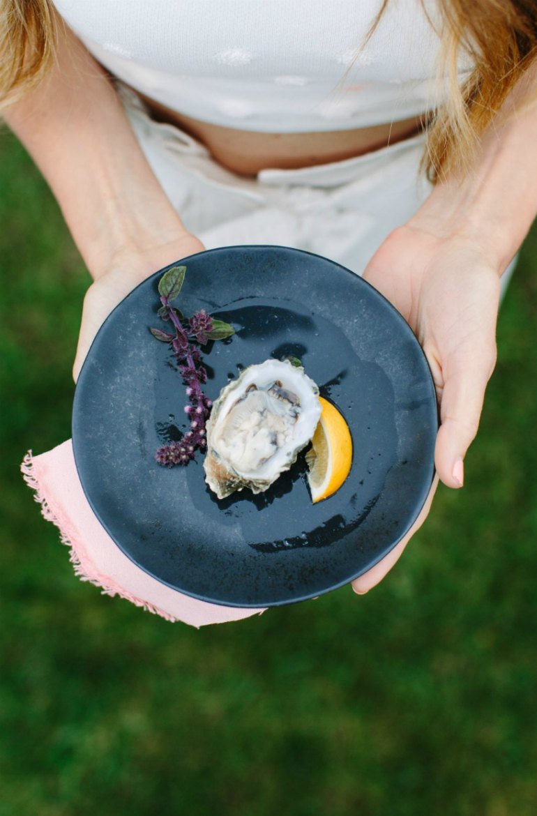 Austern und Artischocken Sommerparty im Garten mit schöner DIY-Deko
