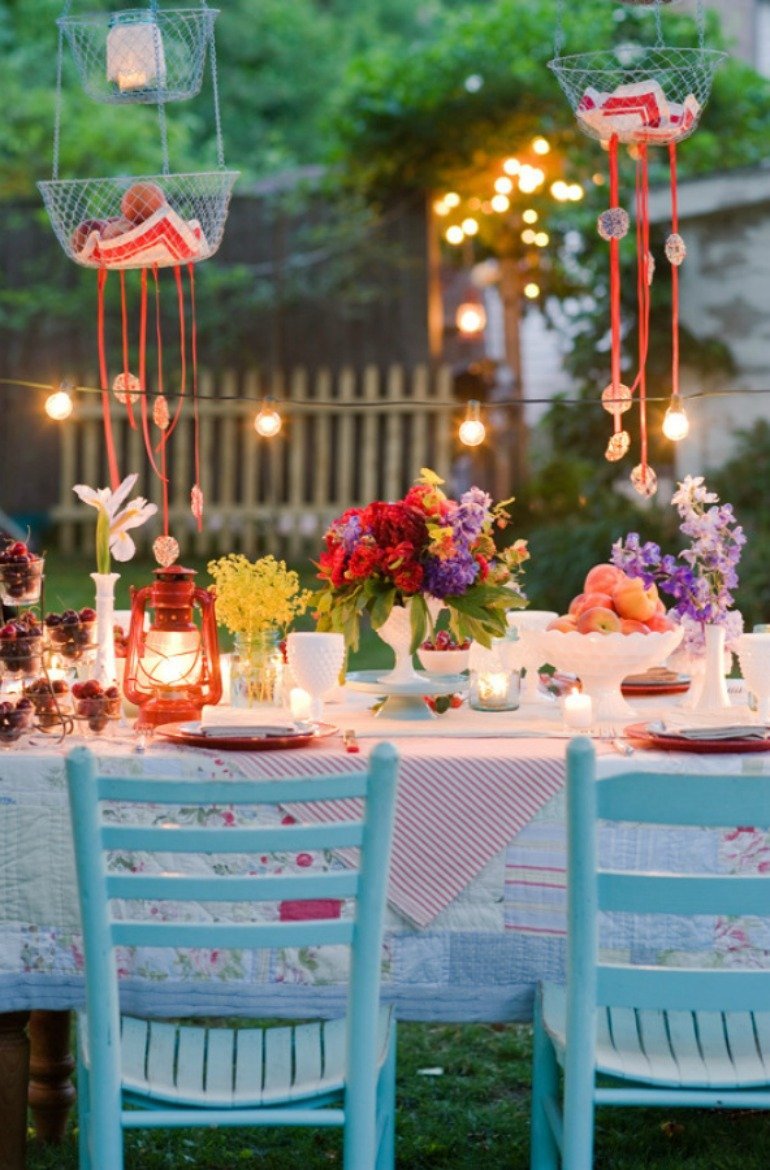 Sommerliche Gartendekoration für ein Fest im Freien mit frischen Erdbeeren, Kirschen und Pfirsisch