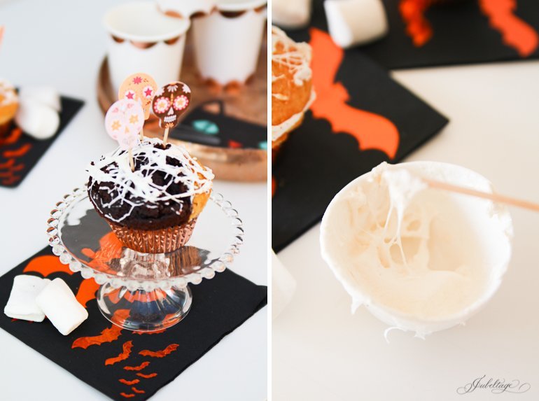 Spinnweben Cupcakes mit Marshmallows für Halloween ganz einfache Anleitung