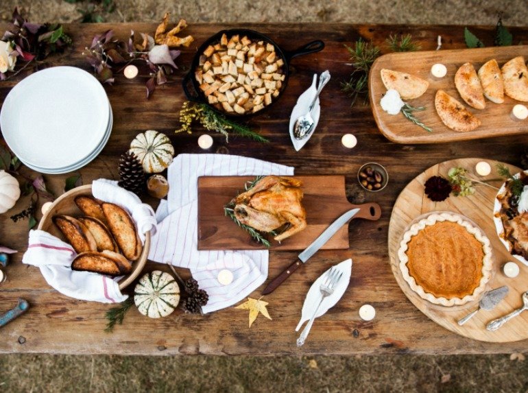 Ideen für eine Friendsgiving Dinner Party im Freien mit Herbst Dekoration und Rezeptideen 