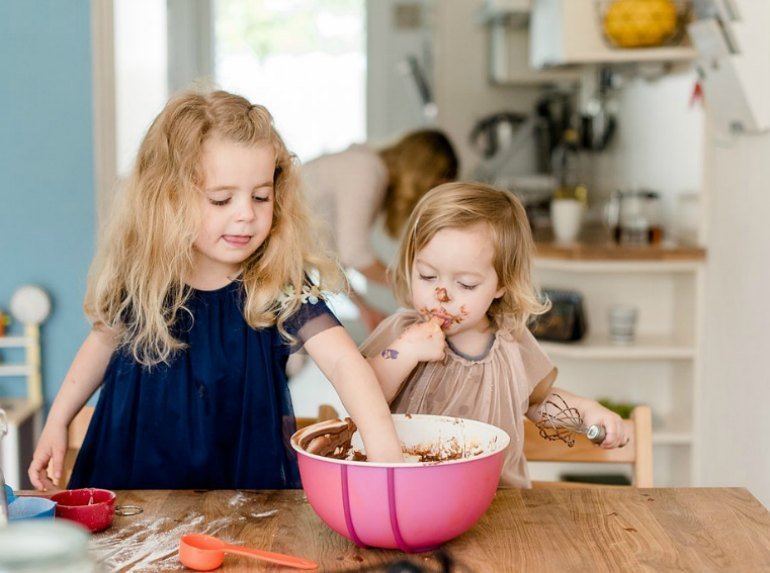 Besinnlichkeit und Achtsamkeit im Advent: Zeit verbringen mit der Familie mit Backen