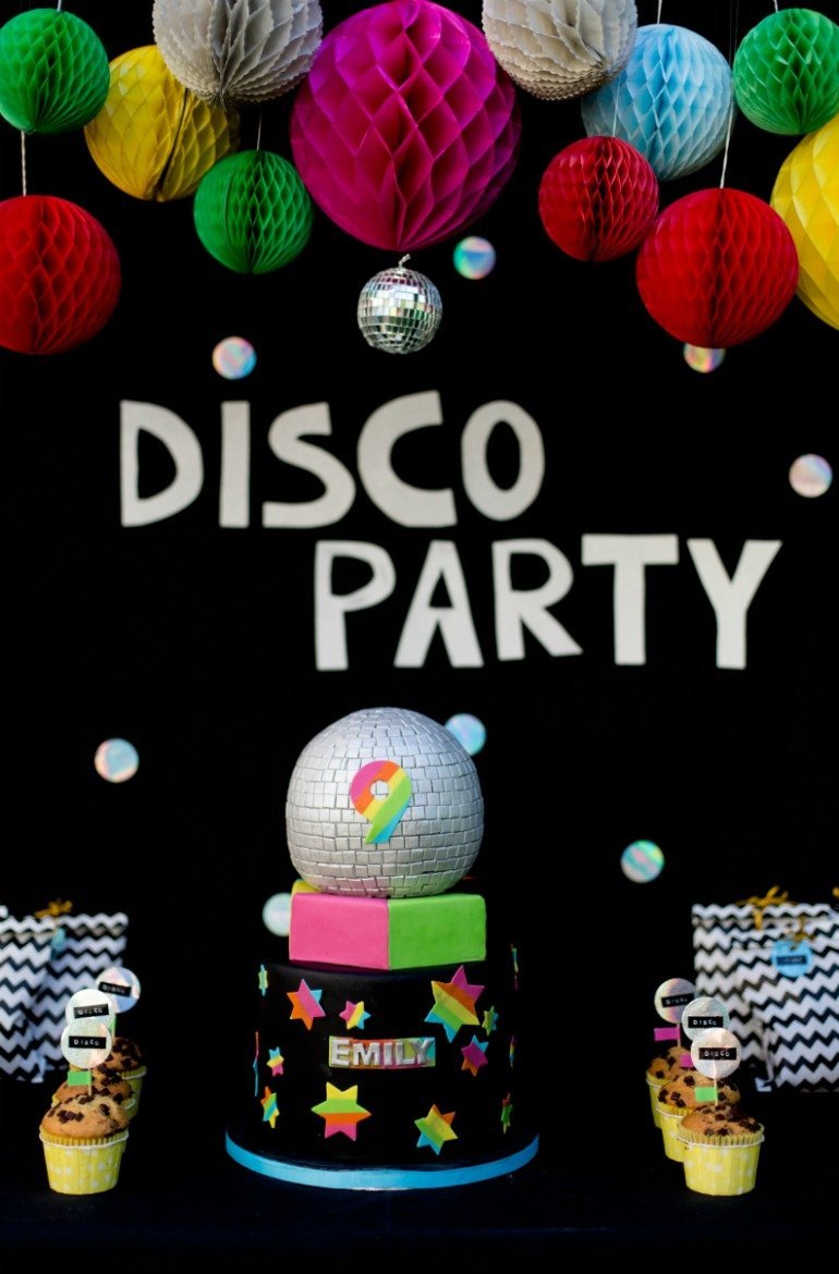 Ideen und Sweet Table für eine Disco Party Geburtstagsfeier mit Discokugltorte und den Farben Pink und Neon