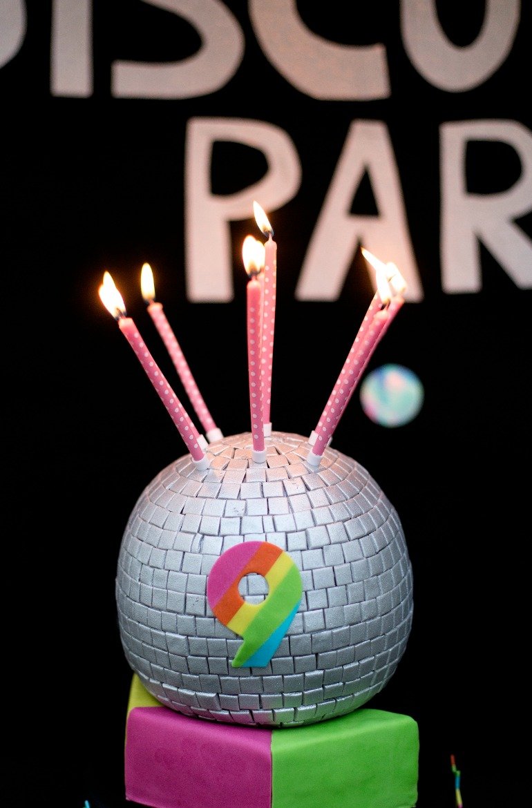 Ideen und Sweet Table für eine Disco Party Geburtstagsfeier mit Discokugltorte und den Farben Pink und Neon