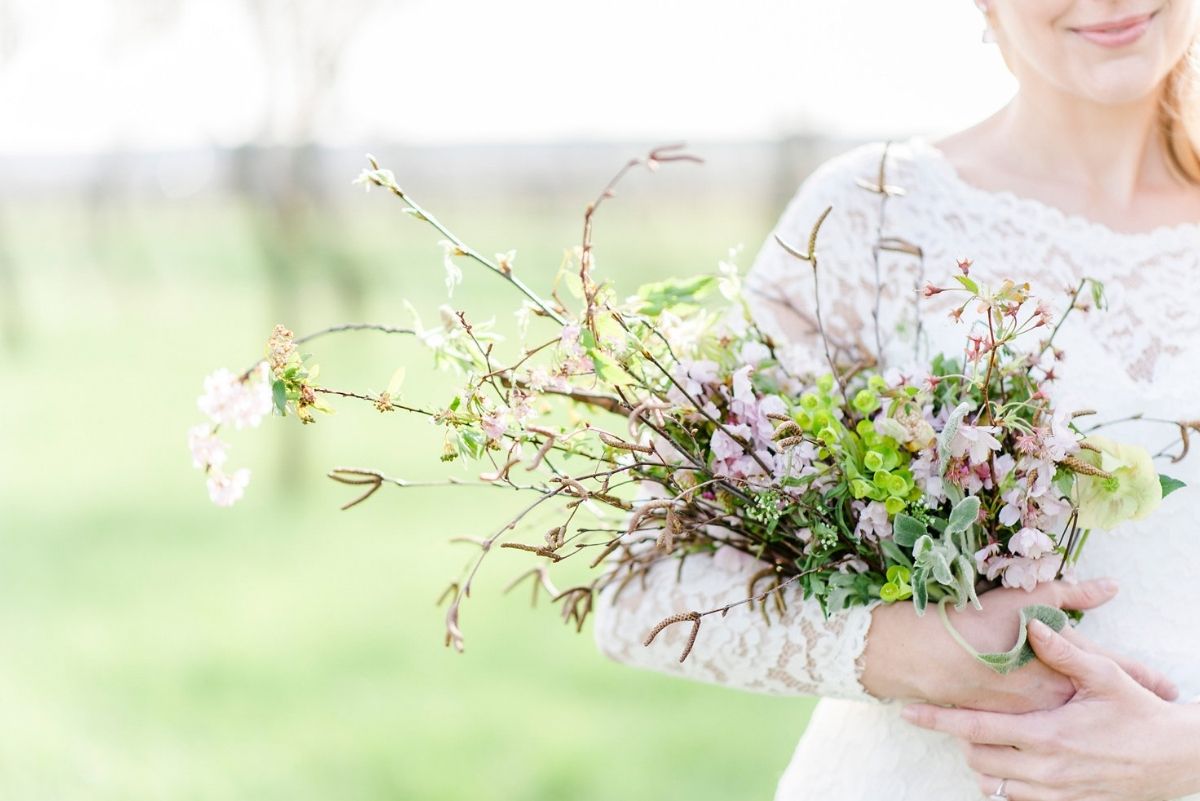 Verlobung, Hochzeitstag oder Elopement unter Kirschblüten im Frühling