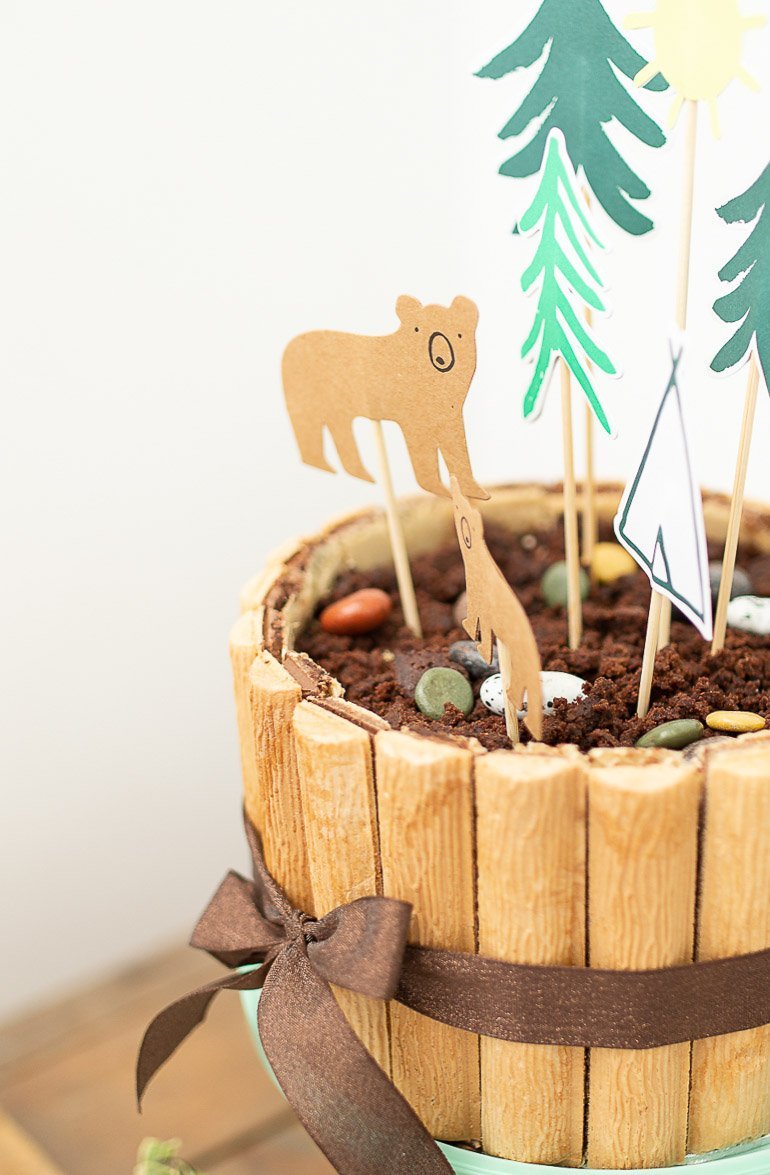 Super einfache Geburtstagstorte mit Baumrindenoptik und DIY für ein Marshmallow-Tipi perfekt für einen Abenteuer- oder Entdecker-Geburtstag