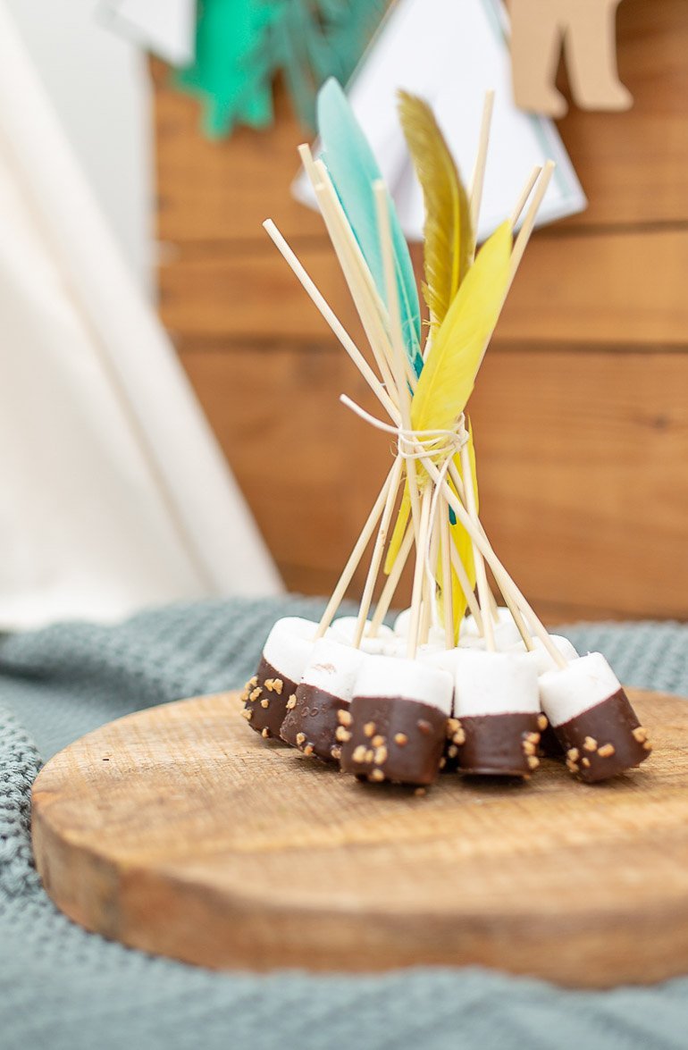 Super einfache Geburtstagstorte mit Baumrindenoptik und DIY für ein Marshmallow-Tipi perfekt für einen Abenteuer- oder Entdecker-Geburtstag